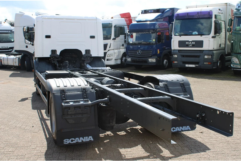 Kamion sa golom šasijom i zatvorenom kabinom Scania P250 + EURO 6: slika 7