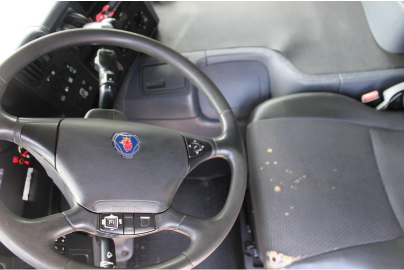 Interior photo 1: Kamion sa golom šasijom i zatvorenom kabinom Scania P250 + EURO 6