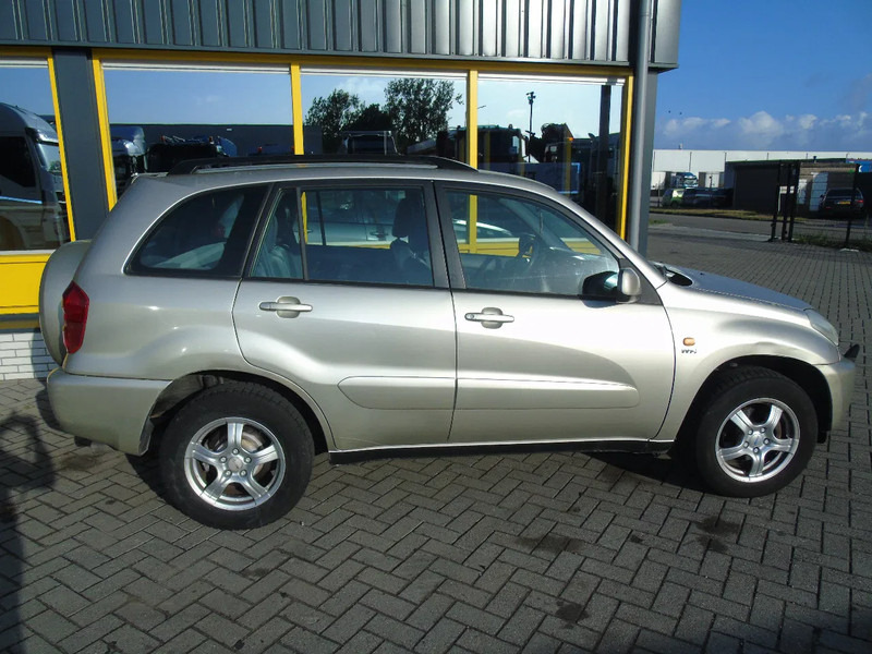 Toyota RAV4 + 4X4 + AUTOMAT + PETROL - SUV: slika 3 Toyota RAV4 + 4X4 + AUTOMAT + PETROL - SUV: slika 3