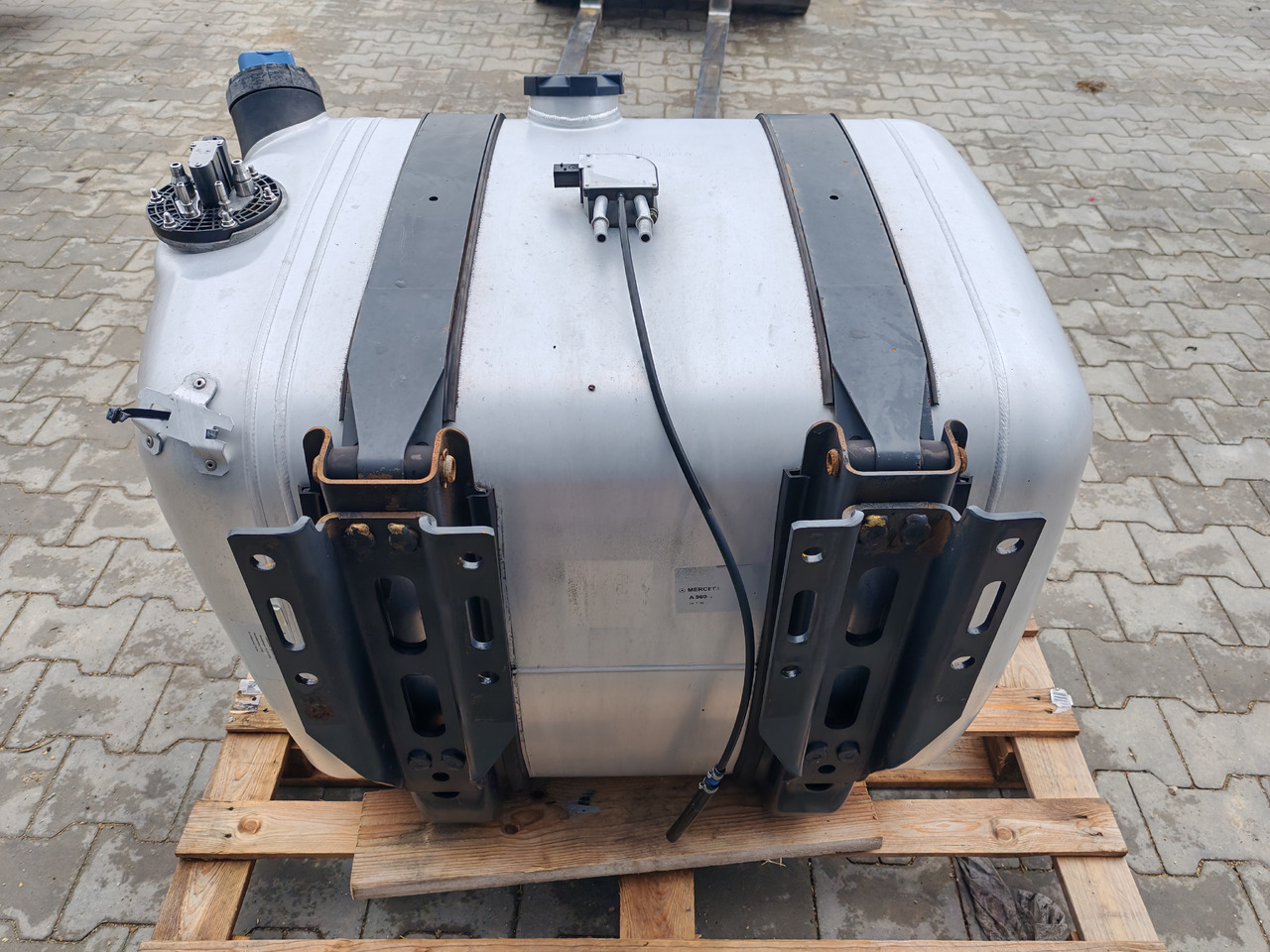 MERCEDES-BENZ ACTROS MP4 / FUEL & ADBLUE TANK / 300L - Rezervoar za gorivo: slika 5 MERCEDES-BENZ ACTROS MP4 / FUEL & ADBLUE TANK / 300L - Rezervoar za gorivo: slika 5