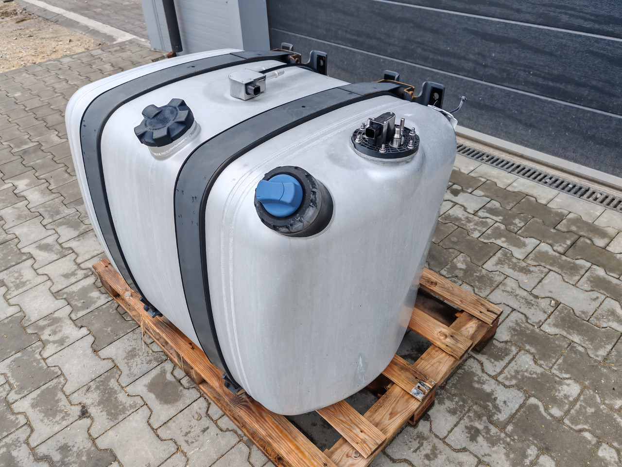 MERCEDES-BENZ ACTROS MP4 / FUEL & ADBLUE TANK / 300L - Rezervoar za gorivo: slika 4 MERCEDES-BENZ ACTROS MP4 / FUEL & ADBLUE TANK / 300L - Rezervoar za gorivo: slika 4