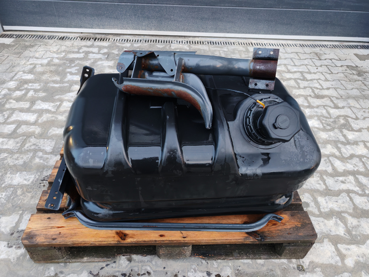 MERCEDES-BENZ ATEGO MP4 EURO6 / COMPLETE FUEL TANK / 180L / A9674710001 - Rezervoar za gorivo: slika 2 MERCEDES-BENZ ATEGO MP4 EURO6 / COMPLETE FUEL TANK / 180L / A9674710001 - Rezervoar za gorivo: slika 2