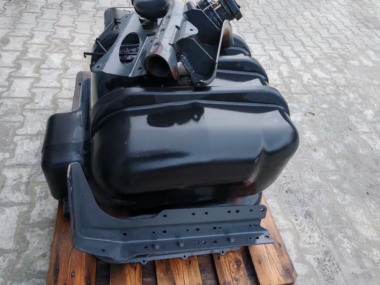 MERCEDES-BENZ ATEGO MP4 EURO6 / COMPLETE FUEL TANK / 180L / A9674710001 - Rezervoar za gorivo: slika 4 MERCEDES-BENZ ATEGO MP4 EURO6 / COMPLETE FUEL TANK / 180L / A9674710001 - Rezervoar za gorivo: slika 4