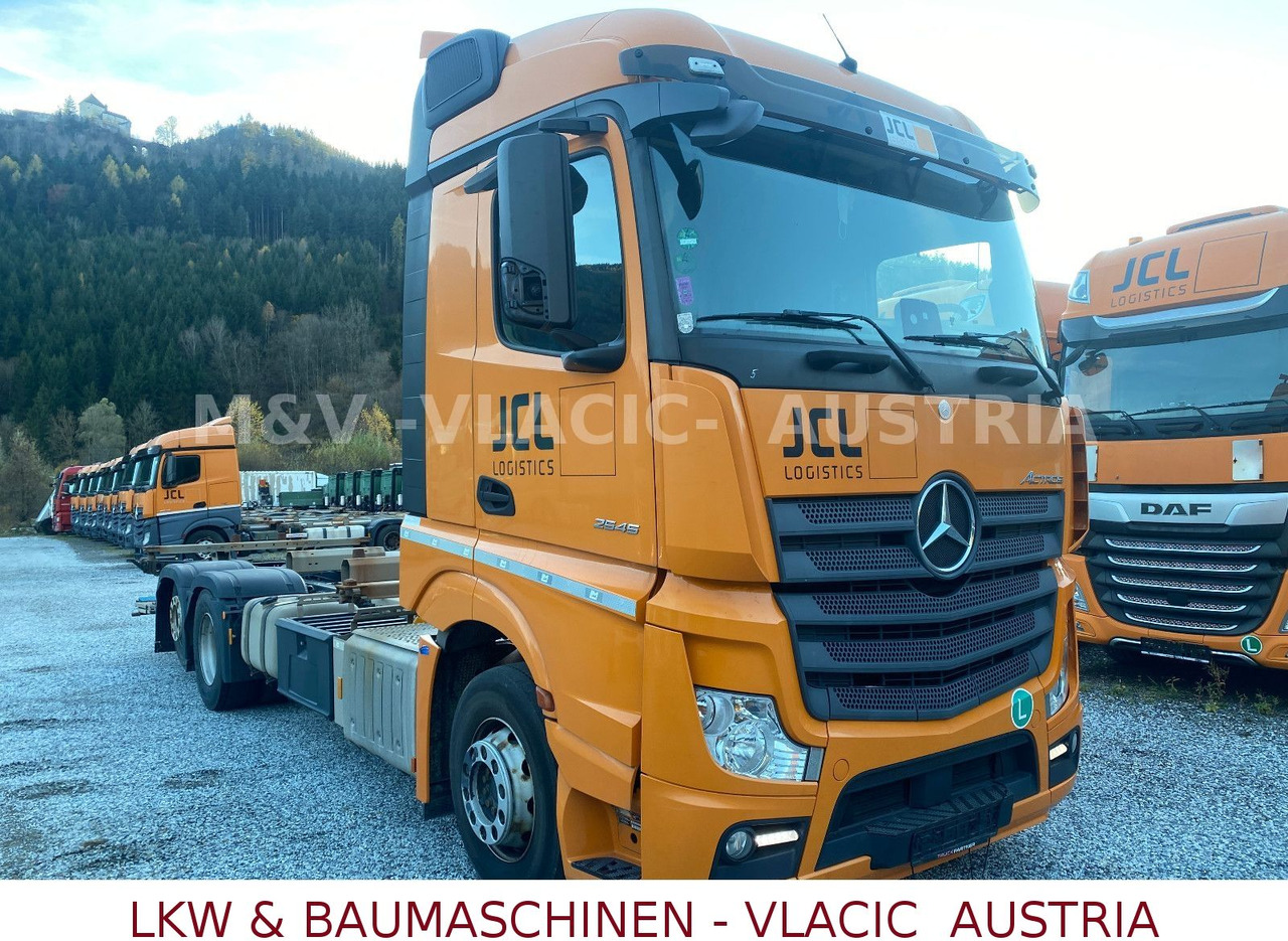 Mercedes-Benz Actros 2545 - Kamion za prevoz kontejnera/ Kamion sa promenjivim sandukom: slika 2 Mercedes-Benz Actros 2545 - Kamion za prevoz kontejnera/ Kamion sa promenjivim sandukom: slika 2