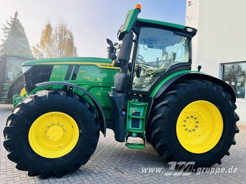 John Deere 6R 250 - Traktor: slika 3 John Deere 6R 250 - Traktor: slika 3