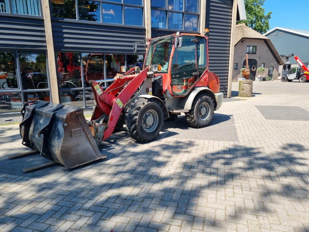 KOMATSU WA70-5 - Utovarivač točkaš: slika 2 KOMATSU WA70-5 - Utovarivač točkaš: slika 2