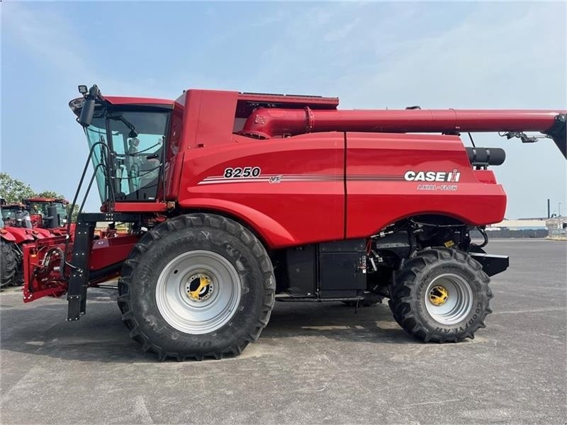 Case IH 8250 Axial-Flow New and unused combine - Kombinovani kombajn: slika 1 Case IH 8250 Axial-Flow New and unused combine - Kombinovani kombajn: slika 1