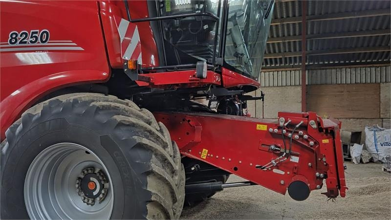 Case IH 8250 Axial-Flow med 35fod Varicut skærebord. Dansk - Kombinovani kombajn: slika 1 Case IH 8250 Axial-Flow med 35fod Varicut skærebord. Dansk - Kombinovani kombajn: slika 1