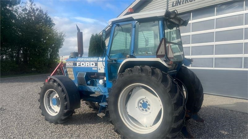 Ford 8210 Force II Med frontlift - Traktor: slika 3 Ford 8210 Force II Med frontlift - Traktor: slika 3