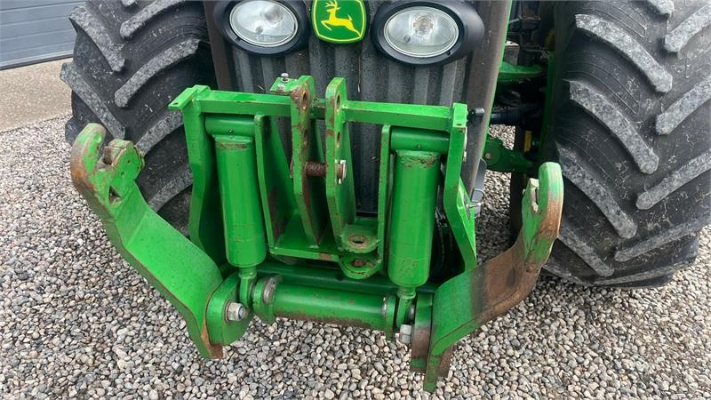 John Deere 8230 Med frontlift - Traktor: slika 4 John Deere 8230 Med frontlift - Traktor: slika 4
