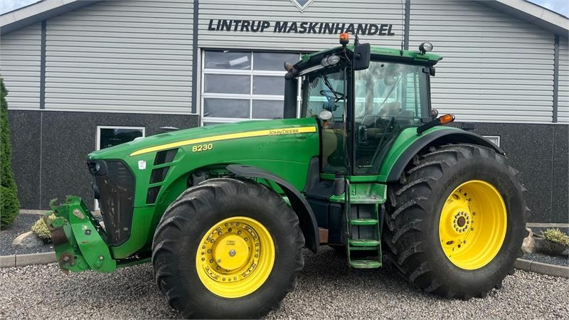 John Deere 8230 Med frontlift - Traktor: slika 1 John Deere 8230 Med frontlift - Traktor: slika 1