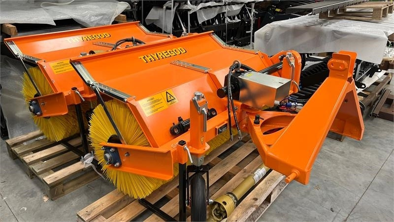 Thyregod TK 1600 PTO, med hydraulisk sving. - Metle: slika 2 Thyregod TK 1600 PTO, med hydraulisk sving. - Metle: slika 2