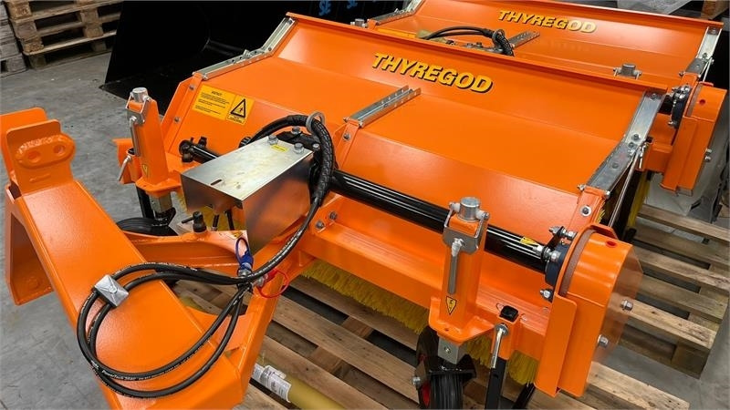 Thyregod TK 1600 PTO, med hydraulisk sving. - Metle: slika 2 Thyregod TK 1600 PTO, med hydraulisk sving. - Metle: slika 2