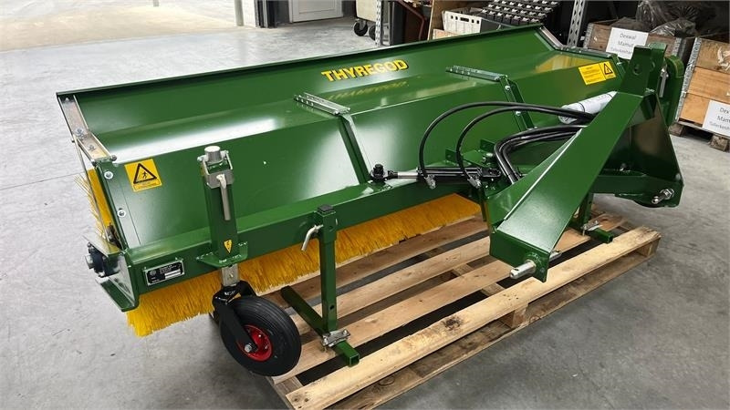 Thyregod TK 2800 med nylon børster og hydraulisk sving. bre - Metle: slika 1 Thyregod TK 2800 med nylon børster og hydraulisk sving. bre - Metle: slika 1