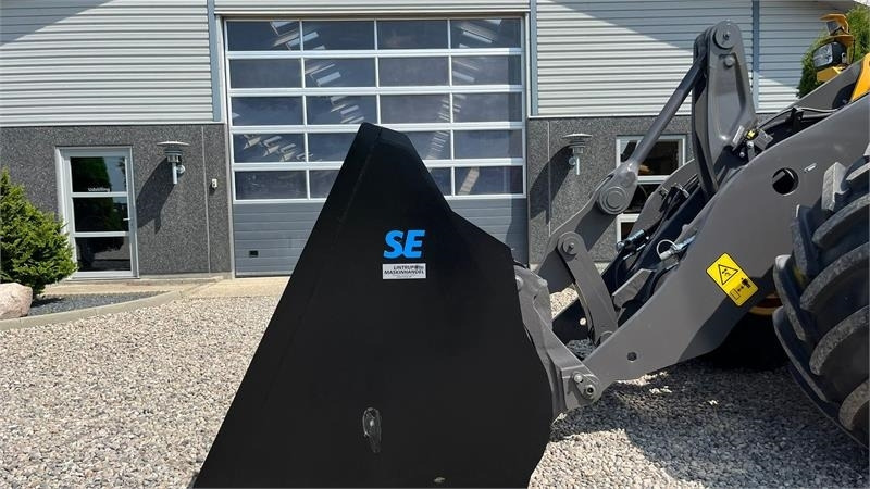 Utovarivač točkaš Volvo 4m3 skovl med Volvo beslag på. Den er 2.75m bred: slika 11