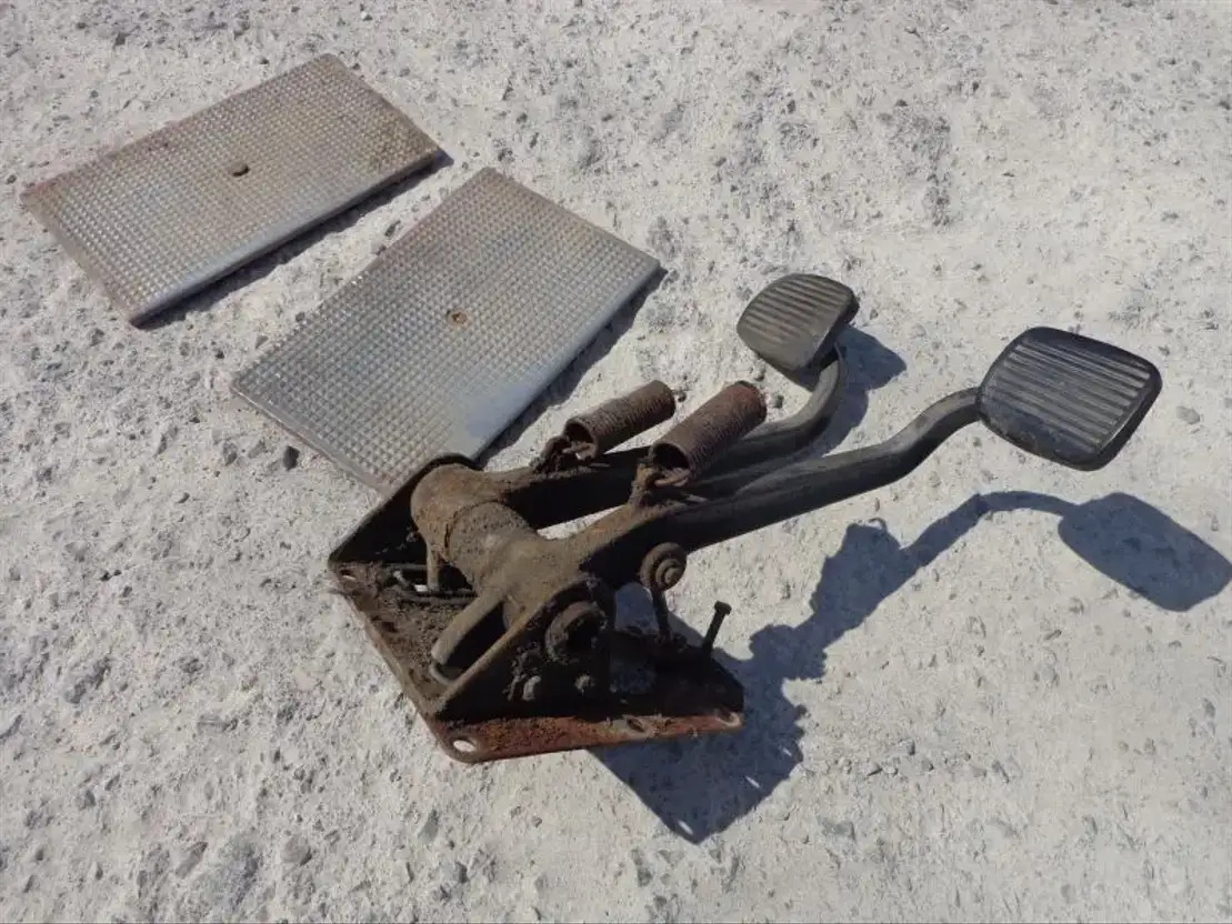 Scania Brake AND Clutch Pedal From Scania LB 0 AND LB1 Serie - Pedala za Kamion: slika 4 Scania Brake AND Clutch Pedal From Scania LB 0 AND LB1 Serie - Pedala za Kamion: slika 4