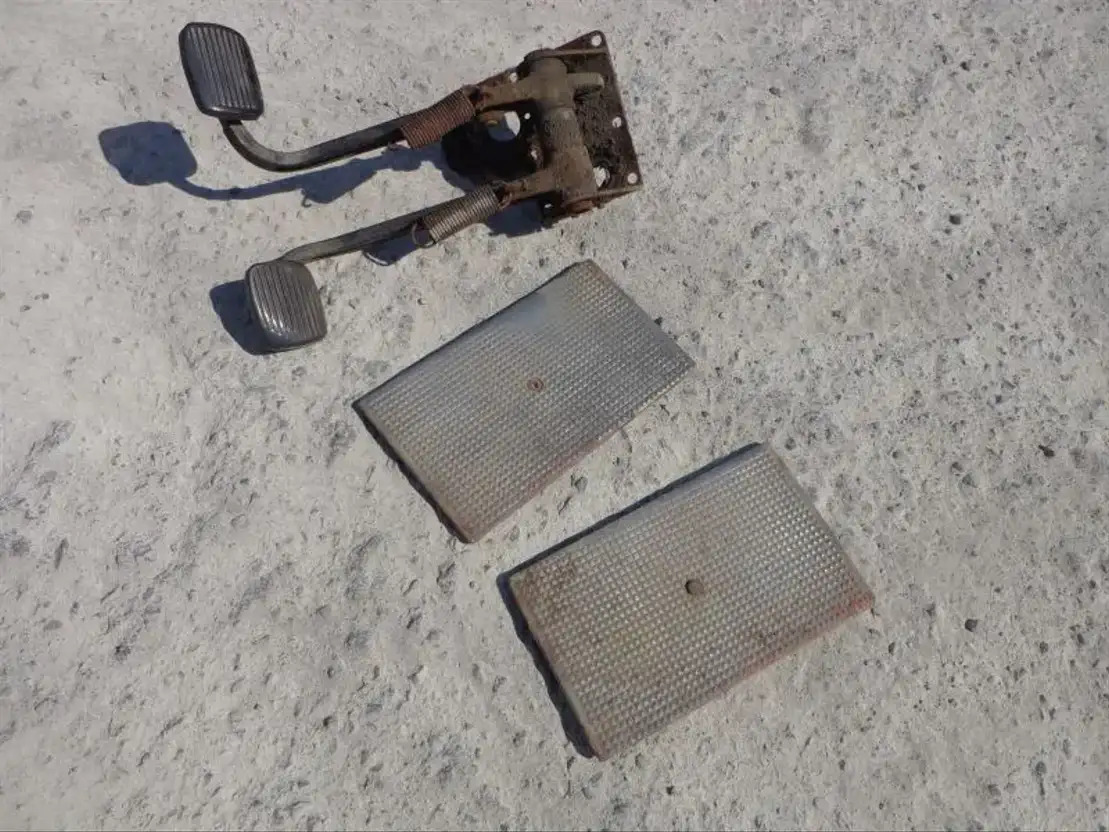 Scania Brake AND Clutch Pedal From Scania LB 0 AND LB1 Serie - Pedala za Kamion: slika 2 Scania Brake AND Clutch Pedal From Scania LB 0 AND LB1 Serie - Pedala za Kamion: slika 2