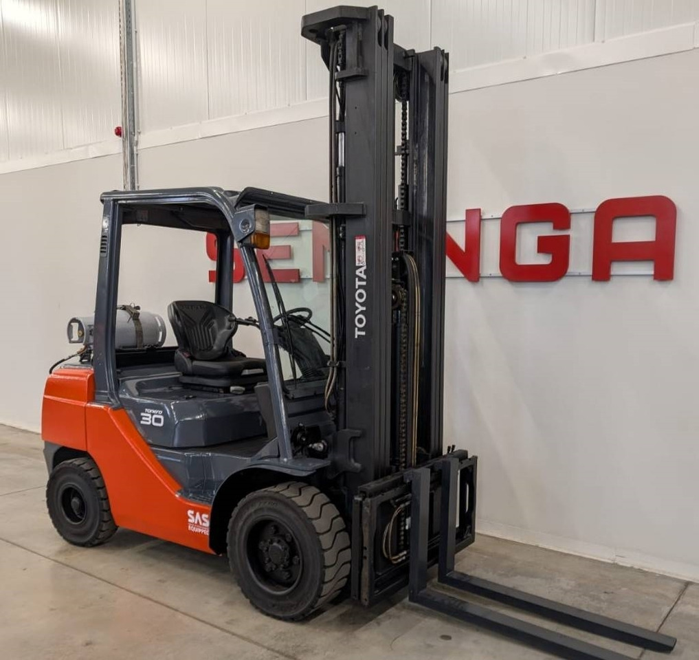 Toyota 10787 - 02-8FGF30 - Gasni viljuškar: slika 1 Toyota 10787 - 02-8FGF30 - Gasni viljuškar: slika 1