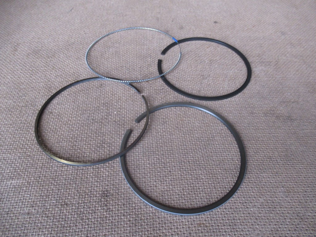 CNH 87802445 - - Klipovi/ Prstenovi/ Izolatori za Građevinska mašina: slika 1 CNH 87802445 - - Klipovi/ Prstenovi/ Izolatori za Građevinska mašina: slika 1