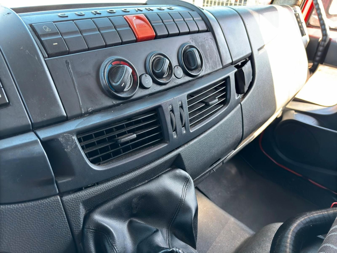 Dostavno vozilo sa ceradom Iveco EuroCargo 75E16: slika 6
