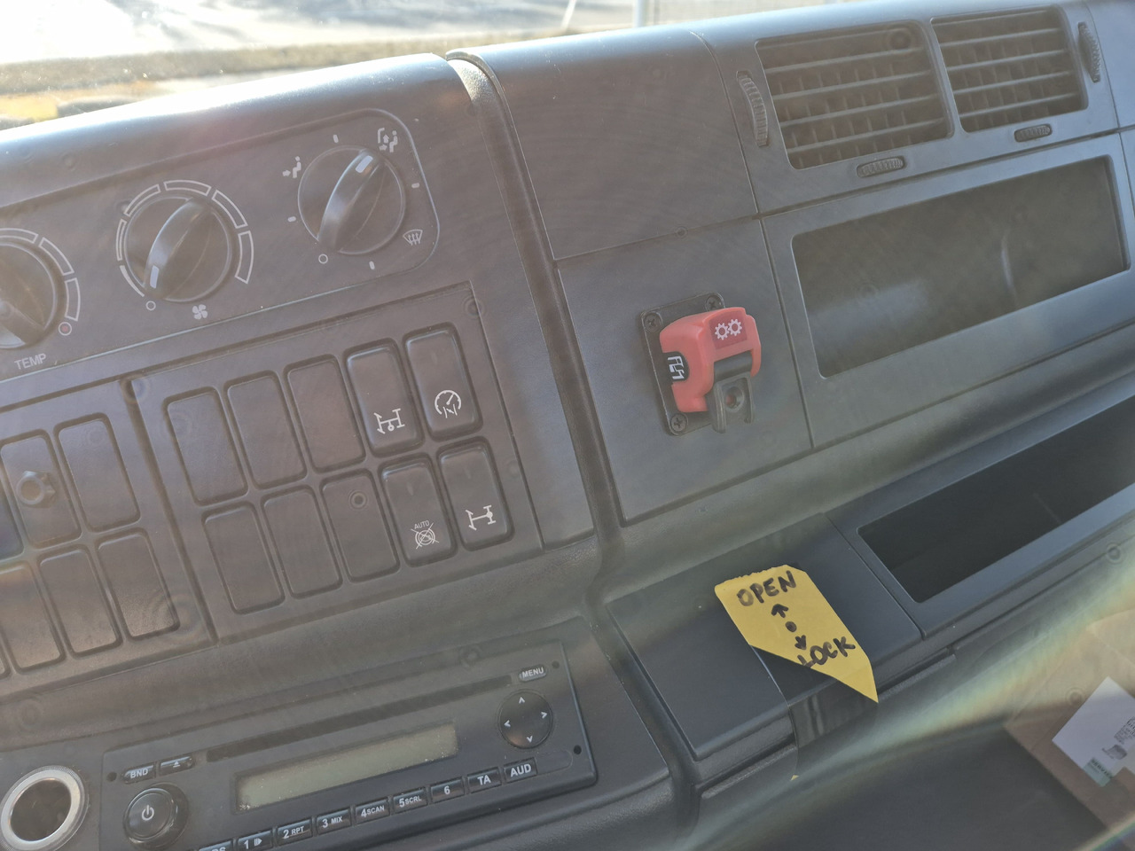 Kamion sa hidrauličnom kukom za prevoz kontejnera MAN TGL 12.180: slika 13