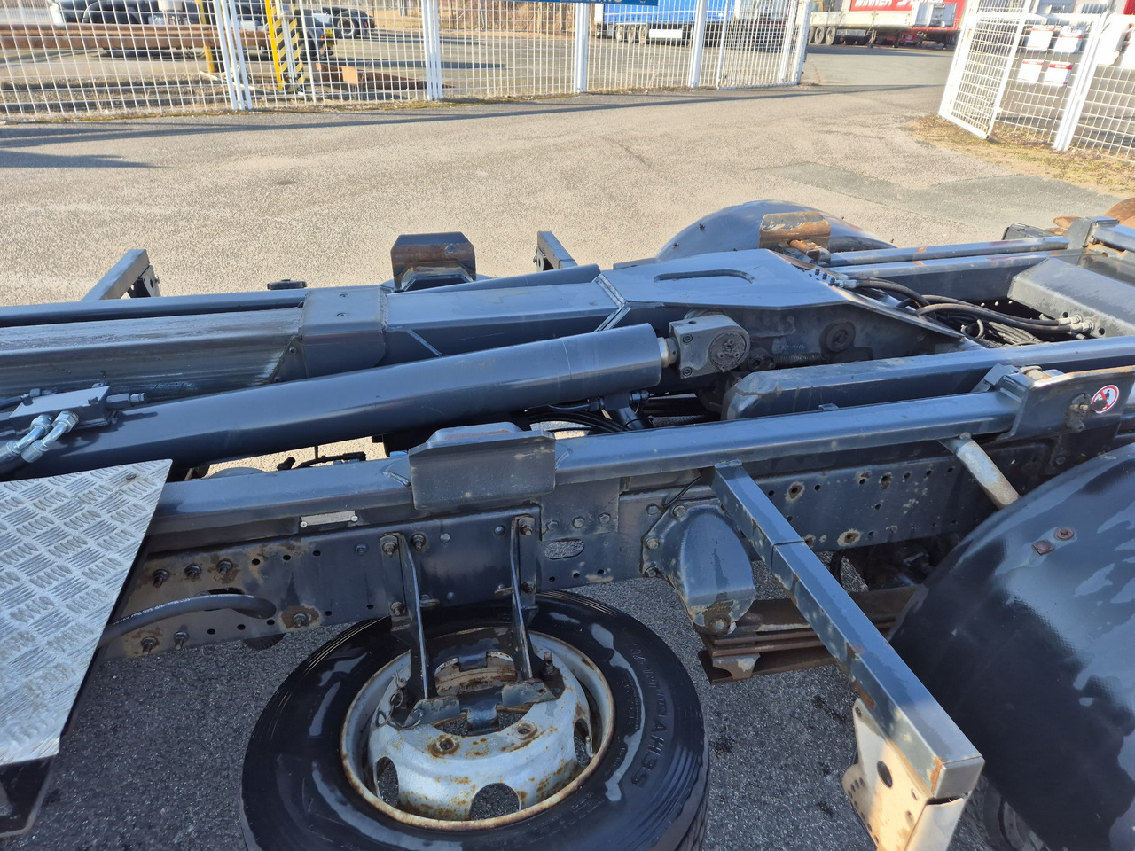 Kamion sa hidrauličnom kukom za prevoz kontejnera MAN TGL 12.180: slika 9