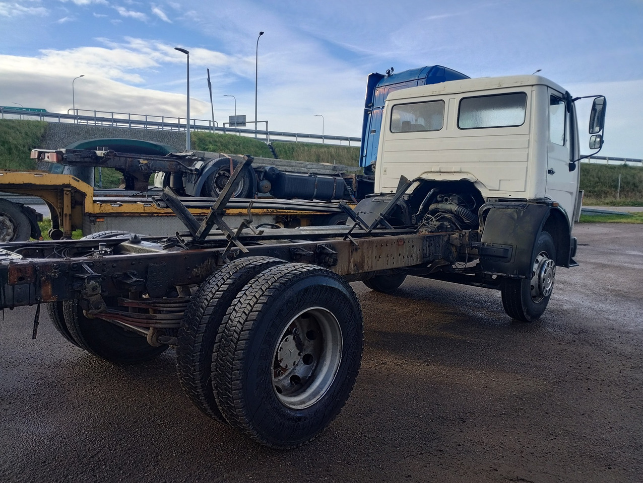 MERCEDES-BENZ 1620 - Kamion sa golom šasijom i zatvorenom kabinom: slika 3 MERCEDES-BENZ 1620 - Kamion sa golom šasijom i zatvorenom kabinom: slika 3
