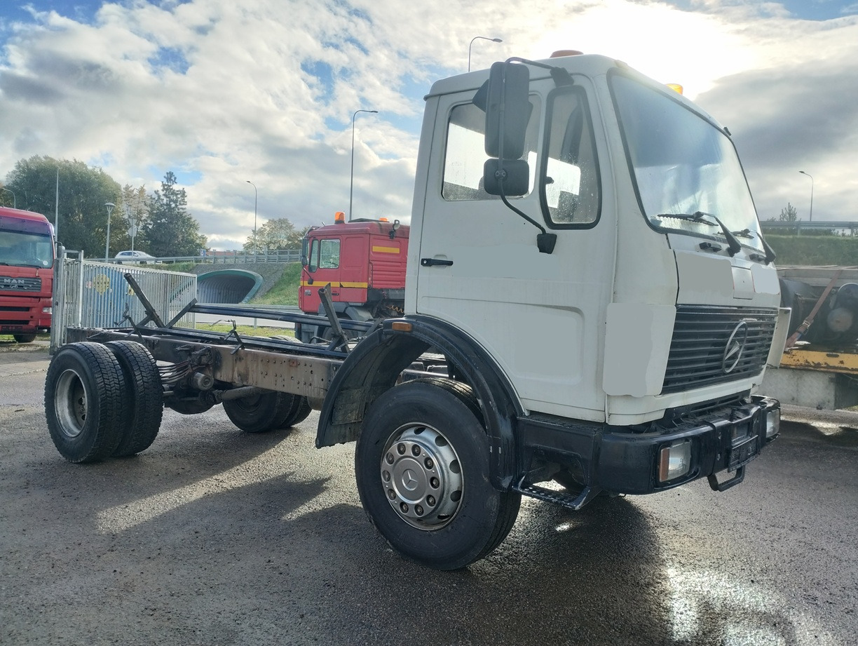 MERCEDES-BENZ 1620 - Kamion sa golom šasijom i zatvorenom kabinom: slika 2 MERCEDES-BENZ 1620 - Kamion sa golom šasijom i zatvorenom kabinom: slika 2