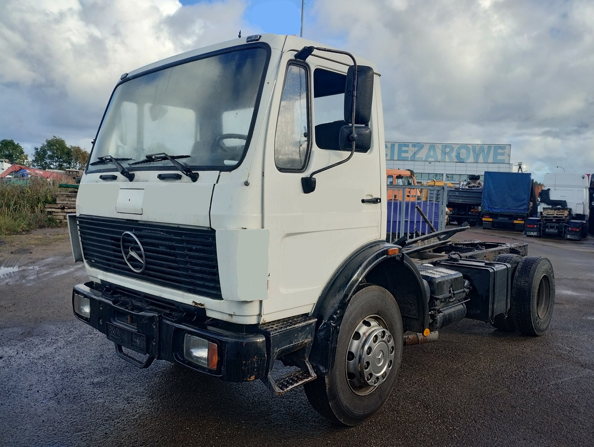 MERCEDES-BENZ 1620 - Kamion sa golom šasijom i zatvorenom kabinom: slika 1 MERCEDES-BENZ 1620 - Kamion sa golom šasijom i zatvorenom kabinom: slika 1