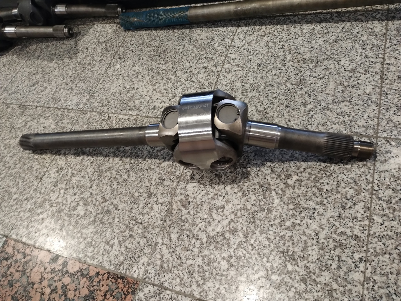 MERCEDES-BENZ PÓŁOŚ NAPĘDOWA DRIVE SHAFT 1824 1827 SK AL3 4x4 6523300301 - Osovina i delovi: slika 1 MERCEDES-BENZ PÓŁOŚ NAPĘDOWA DRIVE SHAFT 1824 1827 SK AL3 4x4 6523300301 - Osovina i delovi: slika 1