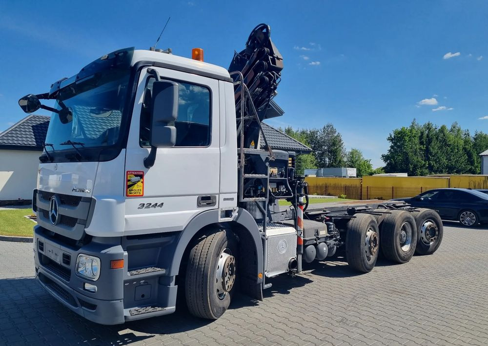 Mercedes-Benz Actros 3244 - Kamion sa golom šasijom i zatvorenom kabinom: slika 1 Mercedes-Benz Actros 3244 - Kamion sa golom šasijom i zatvorenom kabinom: slika 1