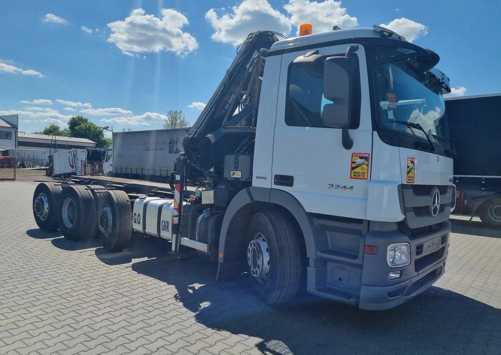 Mercedes-Benz Actros 3244 - Kamion sa golom šasijom i zatvorenom kabinom: slika 2 Mercedes-Benz Actros 3244 - Kamion sa golom šasijom i zatvorenom kabinom: slika 2