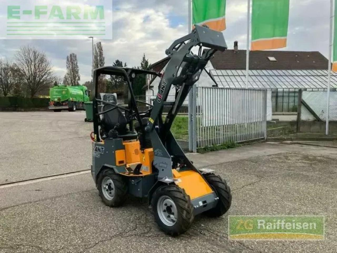 Giant g1200 - Mini bager: slika 1 Giant g1200 - Mini bager: slika 1