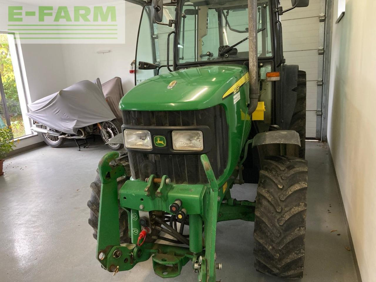 John Deere 5515F - Traktor: slika 1 John Deere 5515F - Traktor: slika 1