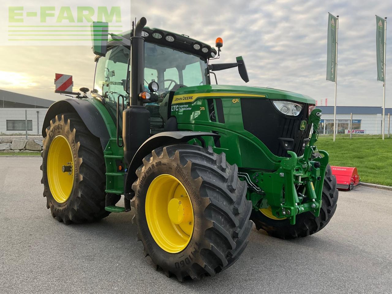 John Deere 6R 215 - Traktor: slika 4 John Deere 6R 215 - Traktor: slika 4