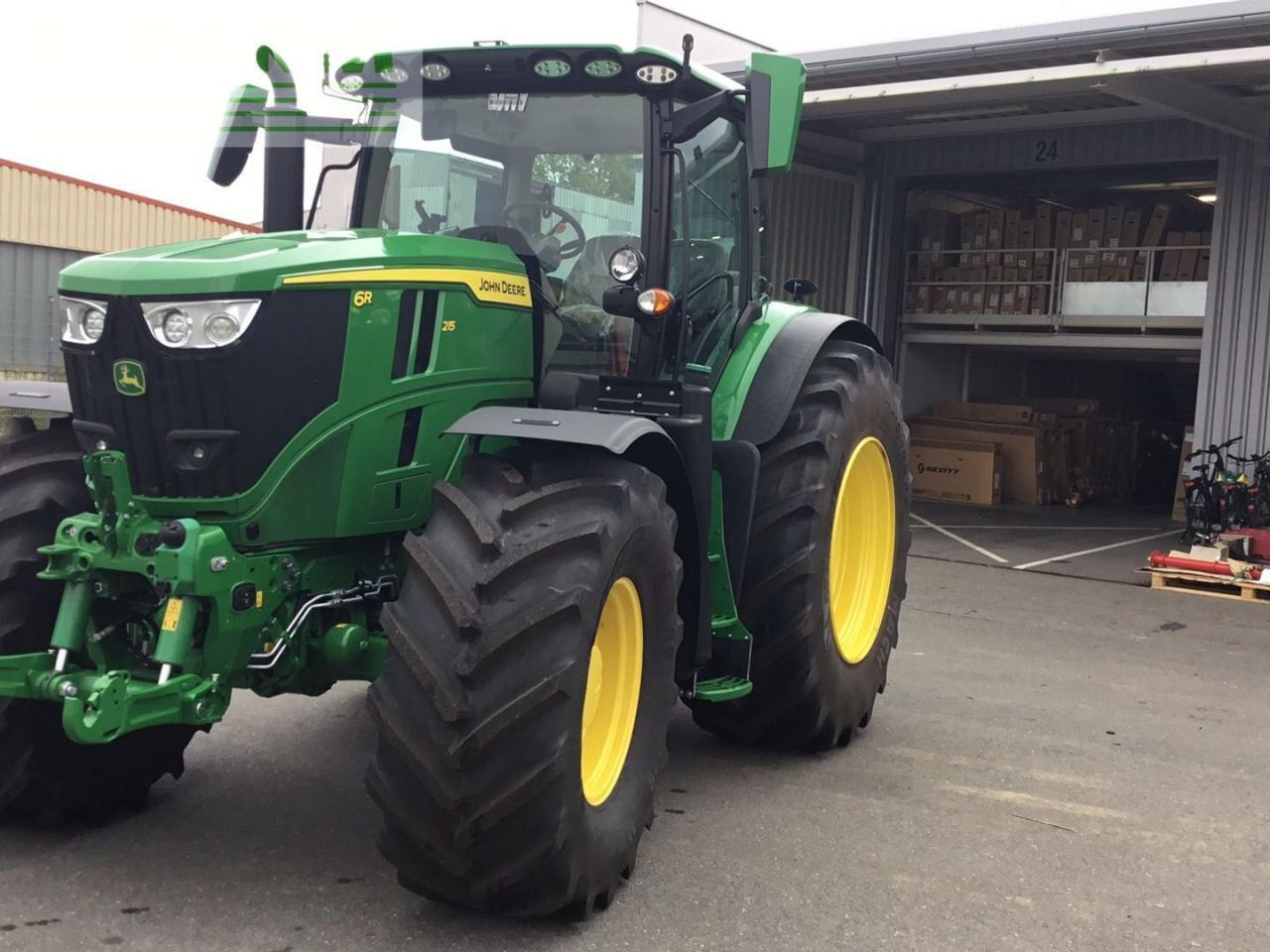 John Deere 6R215 - Traktor: slika 1 John Deere 6R215 - Traktor: slika 1