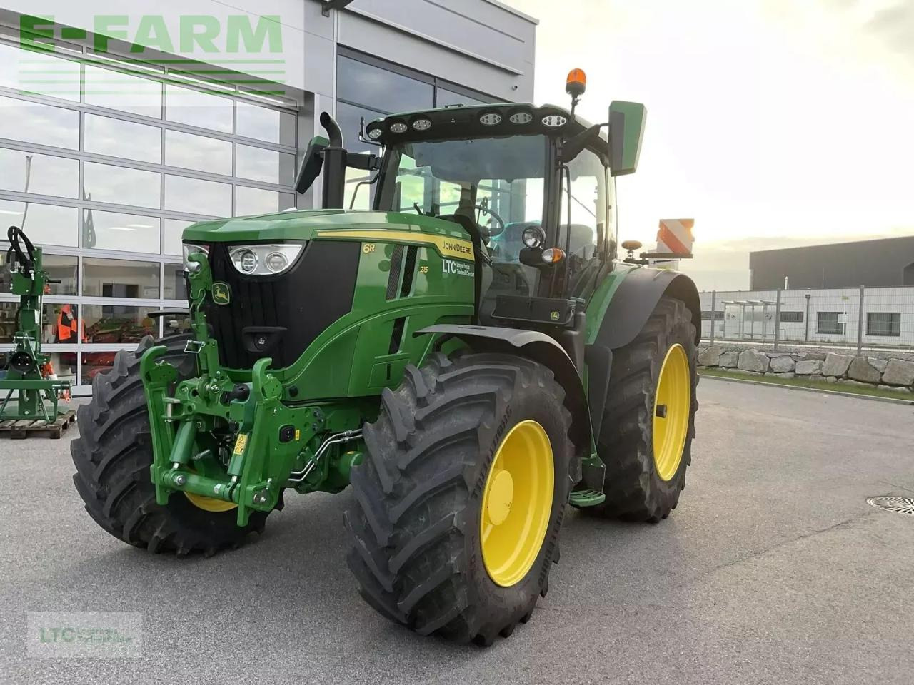 John Deere 6r 215 - Traktor: slika 1 John Deere 6r 215 - Traktor: slika 1