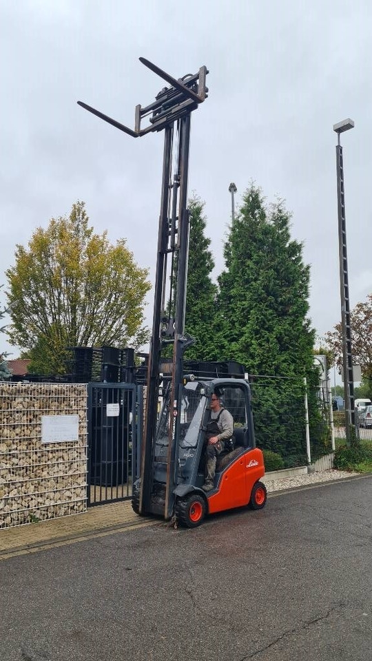 Linde H 20 D, Triplex, Seitenschieber, Positionierer - Dizel viljuškar: slika 1 Linde H 20 D, Triplex, Seitenschieber, Positionierer - Dizel viljuškar: slika 1