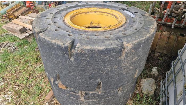 Big Vollgummi Räder 20,5 x 25 mit Volvo Felgen - Guma: slika 1 Big Vollgummi Räder 20,5 x 25 mit Volvo Felgen - Guma: slika 1