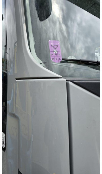 Iveco Stralis 6x2 Baustoffpritsche mit Hiab 228-E5 Kran - Kamion sa tovarnim sandukom: slika 4 Iveco Stralis 6x2 Baustoffpritsche mit Hiab 228-E5 Kran - Kamion sa tovarnim sandukom: slika 4