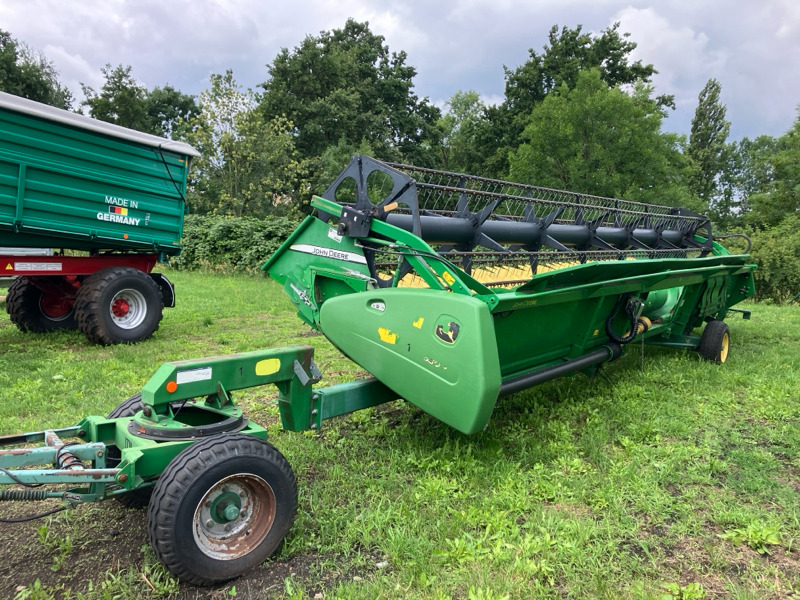 John Deere 630R mit Sonnenblumenvorsatz - Kombinovani kombajn: slika 1 John Deere 630R mit Sonnenblumenvorsatz - Kombinovani kombajn: slika 1