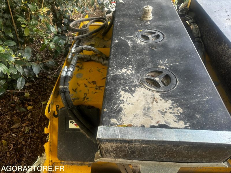 Balai pour relevage avant ou arrière Rabaud Turbonet 1500 - Autočistilica: slika 1 Balai pour relevage avant ou arrière Rabaud Turbonet 1500 - Autočistilica: slika 1