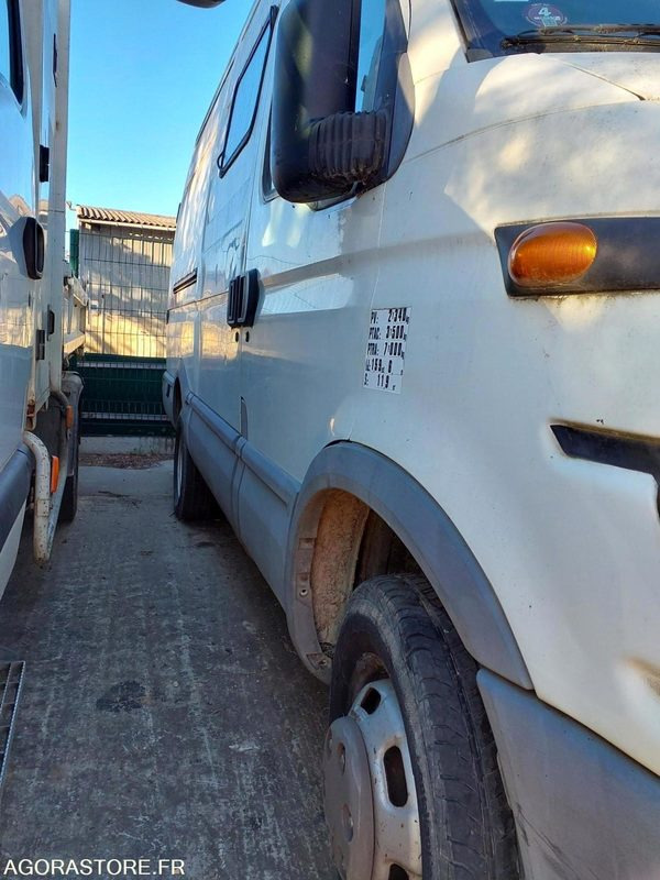 Fourgon IVECO DAILY - 2003 - 301454km - DM678TN - Furgon: slika 4 Fourgon IVECO DAILY - 2003 - 301454km - DM678TN - Furgon: slika 4