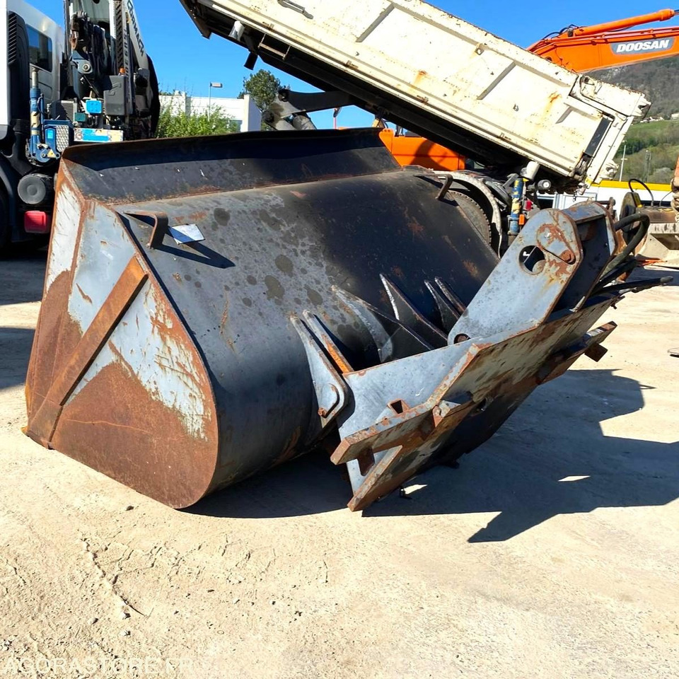 GODET GRAND VOLUME POUR CHARIOT ELEVATEUR - Année 1996 - Građevinska oprema: slika 5 GODET GRAND VOLUME POUR CHARIOT ELEVATEUR - Année 1996 - Građevinska oprema: slika 5