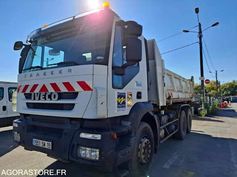 Camion poids lourds 6X4 IVECO TRAKKER 26T bi-benne - Kamion: slika 2 Camion poids lourds 6X4 IVECO TRAKKER 26T bi-benne - Kamion: slika 2