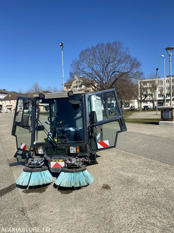 LOT DE DEUX BALAYEUSE SCHMIDT SWINGO 2001 ET 2003 + UNE BALAYEUSE BOSCHUNG 2001 - Autočistilica: slika 5 LOT DE DEUX BALAYEUSE SCHMIDT SWINGO 2001 ET 2003 + UNE BALAYEUSE BOSCHUNG 2001 - Autočistilica: slika 5