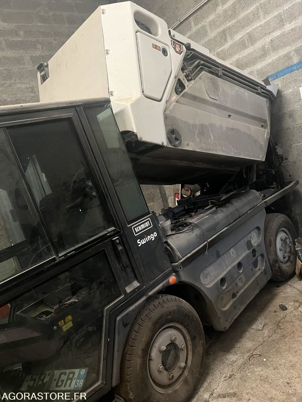 LOT DE DEUX BALAYEUSE SCHMIDT SWINGO 2001 ET 2003 + UNE BALAYEUSE BOSCHUNG 2001 - Autočistilica: slika 3 LOT DE DEUX BALAYEUSE SCHMIDT SWINGO 2001 ET 2003 + UNE BALAYEUSE BOSCHUNG 2001 - Autočistilica: slika 3