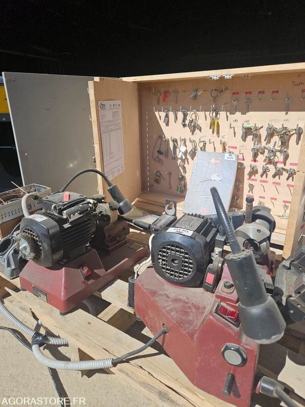 LOT MACHINES REPRODUCTION DE CLES - Instrument/ Oprema: slika 1 LOT MACHINES REPRODUCTION DE CLES - Instrument/ Oprema: slika 1