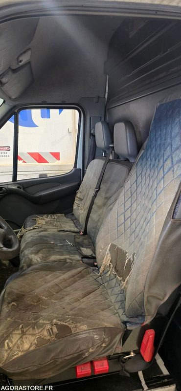 MERCEDES Sprinter fourgon 2006 175000Km Roulant sans CT PRO UNIQUEMENT - Furgon: slika 5 MERCEDES Sprinter fourgon 2006 175000Km Roulant sans CT PRO UNIQUEMENT - Furgon: slika 5