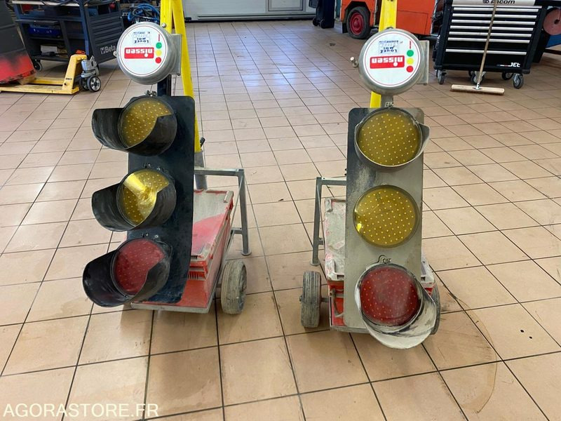 PAIRE DE FEUX DE CHANTIER NISSEN QUARZ LZA 400 LED 12 VOLT 2006 - Građevinska oprema: slika 2 PAIRE DE FEUX DE CHANTIER NISSEN QUARZ LZA 400 LED 12 VOLT 2006 - Građevinska oprema: slika 2